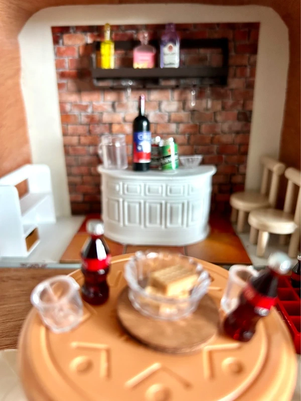 Mini pub scene in a suitcase — photo 2