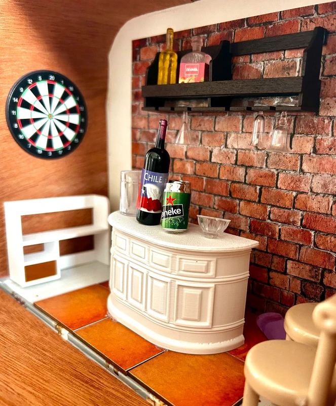 Mini pub scene in a suitcase — photo 4